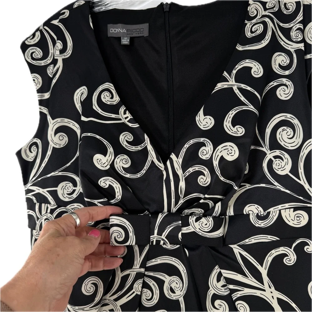 DONNA RICCO New York Black/White Scroll Design Bow Front Sheath Dress Size 12
